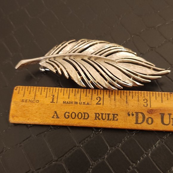 Elegant Signed JJ (Jonette Jewelry) Openwork Flowing Silver Leaf Sleek Brooch - Picture 5 of 5